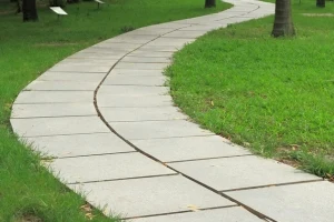 Płyty tarasowe na trawie — ścieżka dopasowana do ogrodu